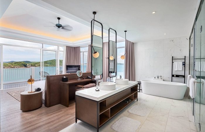 khong-gian-buoi-sang-trong-biet-thu-voi-goc-nhin-huong-ra-bien