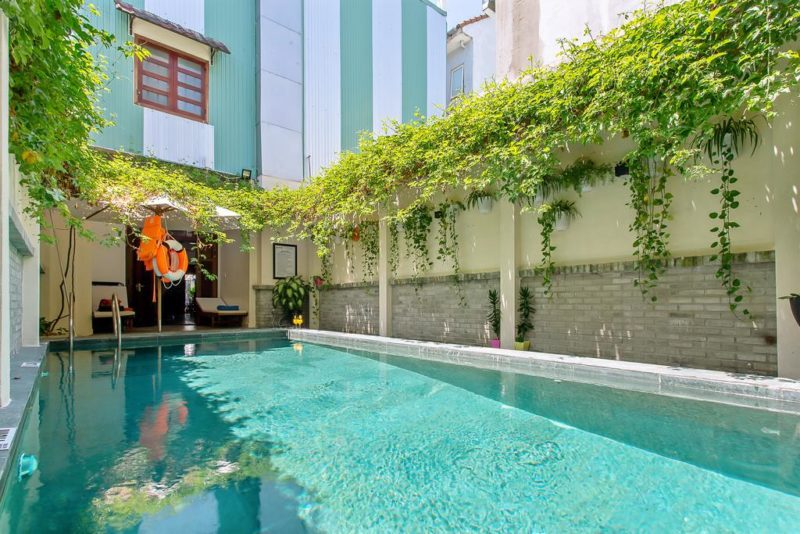 Không gian hồ bơi xanh mát