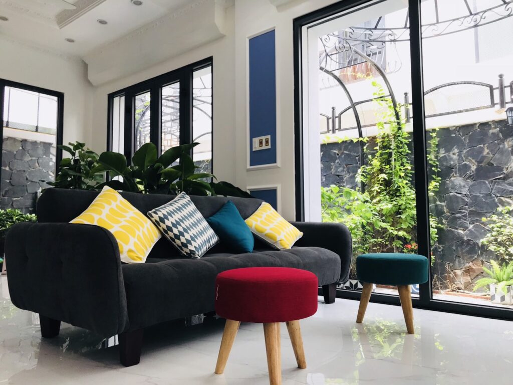 phong-khach-voi-thiet-ke-mo-rong-khong-gian