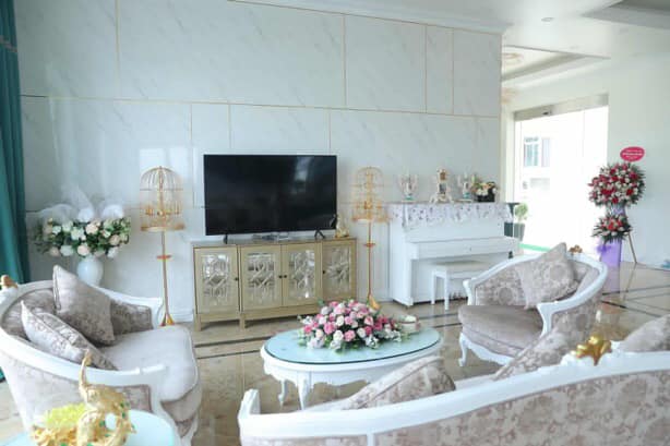 phong-khach-rong-va-sang-trong