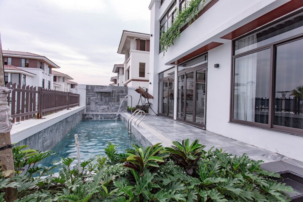 villa-flc-ha-long-5-phong-ngu-cho-thue-gia-re-moi-dep-view-vinh-tai-quang-ninh-2